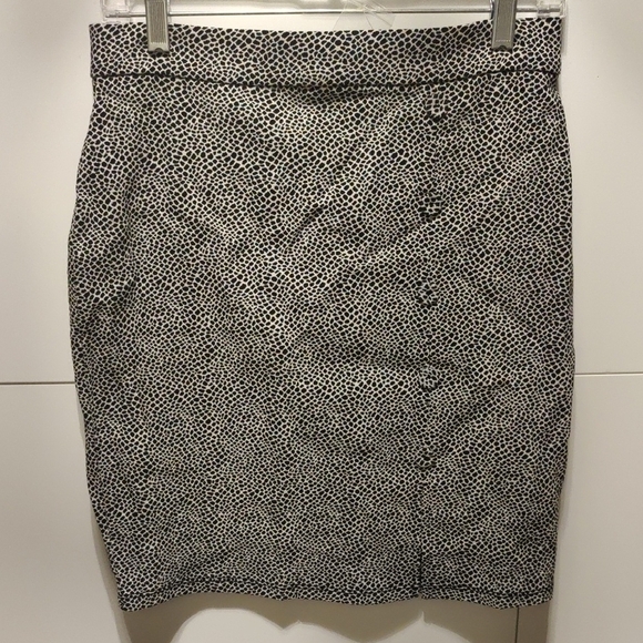 NanaMacs Dresses & Skirts - Elegant Black and White Patterned Skirt